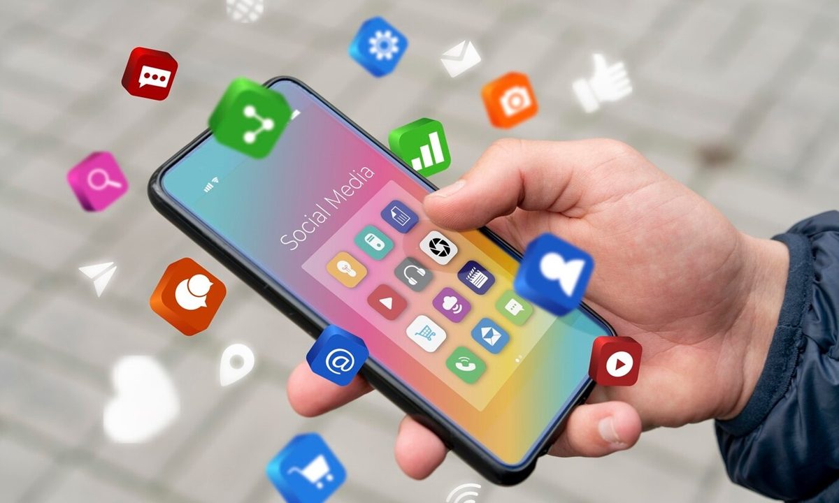 Which social media platform provide the best ROI for marketers?